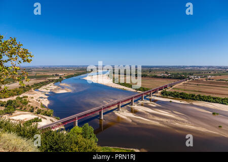 Santarem, Portugal. Ponte Dom Luis I Brücke, den Fluss Tejo und Leziria Felder der fruchtbaren Schwemmland des Ribatejo,. Von Portas do Sol Standpunkt aus gesehen Stockfoto