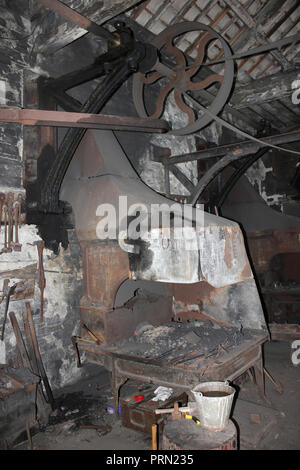 Schmiede Innerhalb der National Slate Museum, Dinorwic Steinbruch, Llanberis, Wales, Großbritannien Stockfoto