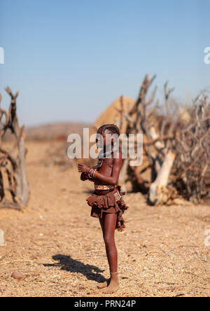 Himba Mädchen in ihrem Dorf, Cunene Provinz, Oncocua, Angola Stockfoto