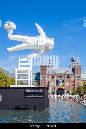 Amsterdam Rijksmuseum Amsterdam "Self Portrait of a Dreamer" Skulptur von Joseph Kliibansky im Pool Museum Square Amsterdam Holland Stockfoto