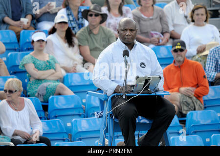 Tony Nimmons im Queens Club, London umpiring, 10. Juni 2014. Stockfoto