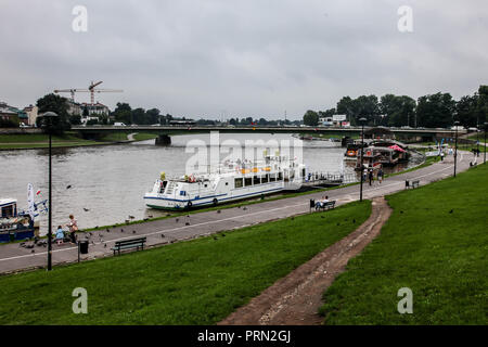 Krakau, Polen - 19. JULI 2018: die Weichsel Blick vom Hügel in der Nähe von Wawel in Krakau. Stockfoto