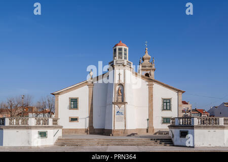 Nossa Senhora da Lapa Kirche mit einem Leuchtturm in Povoa de Varzim, Portugal eingebettet. Wo die örtlichen Fischern und Familien um Hilfe in Zeiten der Gefahr Stockfoto