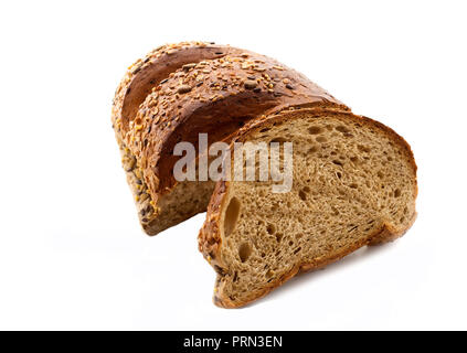 Blick von oben auf die Scheiben Vollkornbrot auf weißem Hintergrund Stockfoto