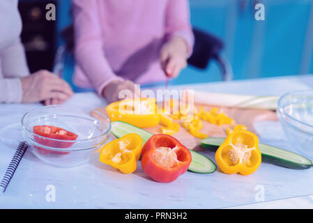 Frisches Gemüse auf den Tisch zum Schneiden und Zerteilen platziert Stockfoto