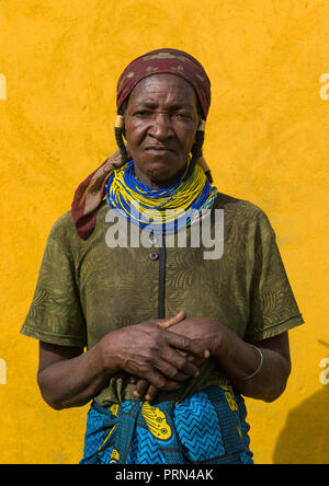 Mumuhuila Stamm Frau Porträt in der westlichen Kleidung, Huila Provinz, Chibia, Angola Stockfoto