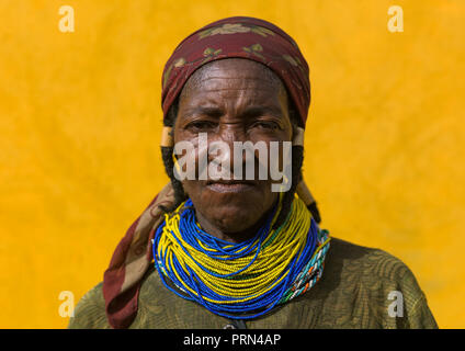 Mumuhuila Stamm Frau Porträt in der westlichen Kleidung, Huila Provinz, Chibia, Angola Stockfoto