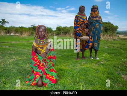 Mumuhuila Stamm Frauen in einem Feld, Huila Provinz, Chibia, Angola Stockfoto