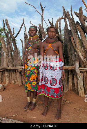 Mumuhuila Stamm, die Frauen in ihrem Dorf, Huila Provinz, Chibia, Angola Stockfoto