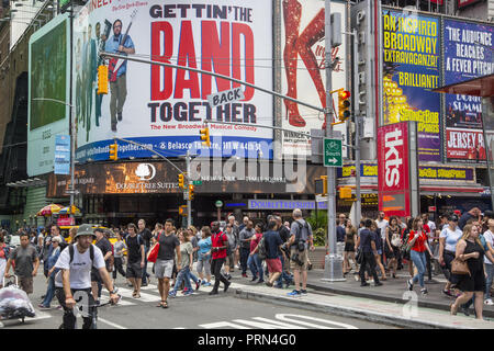 Die Massen und Verkehr sind Konstante in Times Square an der 7. Avenue in der 47th Street in Manhattan, New York City. Stockfoto