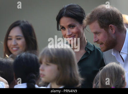 Brighton, Großbritannien, 3. Oktober 2018. Der Herzog und die Herzogin von Sussex treffen Schule Kinder auf dort Besuch des Royal Pavilion in Brighton: Credit James Boardman/Alamy leben Nachrichten Stockfoto