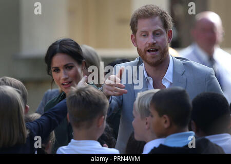 Brighton, Großbritannien, 3. Oktober 2018. Der Herzog und die Herzogin von Sussex treffen Schule Kinder auf dort Besuch des Royal Pavilion in Brighton: Credit James Boardman/Alamy leben Nachrichten Stockfoto