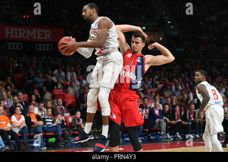 München, Deutschland. Okt, 2018 03. Nemanja DANGUBIC (FCB), Aktion, Duelle gegen Austin HOLLINS (Vechta). Basketball 1.Bundesliga / FC Bayern Munich-Rasta Vechta am 10/03/2018 AUDIDOM E. | Verwendung der weltweiten Kredit: dpa/Alamy leben Nachrichten Stockfoto