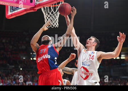 München, Deutschland. Okt, 2018 03. DEVIN BOOKER (FCB) Aktion, Duellen gegen Philipp HERKENHOFF (Vechta). Basketball 1.Bundesliga / FC Bayern Munich-Rasta Vechta am 10/03/2018 AUDIDOM E. | Verwendung der weltweiten Kredit: dpa/Alamy leben Nachrichten Stockfoto