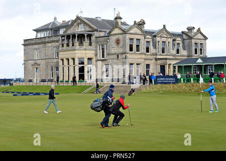 St Andrews, Schottland, Vereinigtes Königreich, 03, Oktober, 2018. Spieler beenden sie eine Praxis, die auf dem alten Kurs, St Andrews, vor dem Start der Dunhill Links Championship. © Ken Jack/Alamy leben Nachrichten Stockfoto