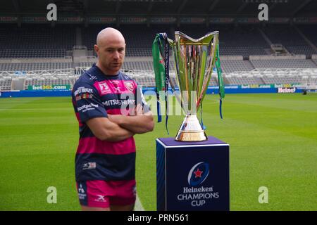 Newcastle upon Tyne, England, 3. Oktober 2018. Gallagher Premiership Spieler Heinz von Gloucester Rugby mit der Trophäe bei der Einführung der 2018/2019 Heineken Champions Cup im St James Park, Newcastle. Credit: Colin Edwards/Alamy Leben Nachrichten. Stockfoto