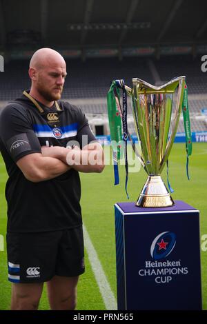 Newcastle upon Tyne, England, 3. Oktober 2018. Gallagher Premiership Spieler Matt Garvey von Bath Rugby mit der Trophäe bei der Einführung der 2018/2019 Heineken Champions Cup im St James Park, Newcastle. Credit: Colin Edwards/Alamy Leben Nachrichten. Stockfoto