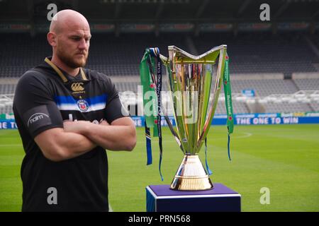 Newcastle upon Tyne, England, 3. Oktober 2018. Gallagher Premiership Spieler Matt Garvey von Bath Rugby mit der Trophäe bei der Einführung der 2018/2019 Heineken Champions Cup im St James Park, Newcastle. Credit: Colin Edwards/Alamy Leben Nachrichten. Stockfoto