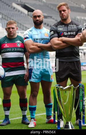 Newcastle upon Tyne, England, 3. Oktober 2018. Gallagher Premiership Spieler Tom Youngs, Olly Woodburn und Welch, mit der Trophäe bei der Einführung der 2018/2019 Heineken Champions Cup im St James Park, Newcastle. Credit: Colin Edwards/Alamy Leben Nachrichten. Stockfoto