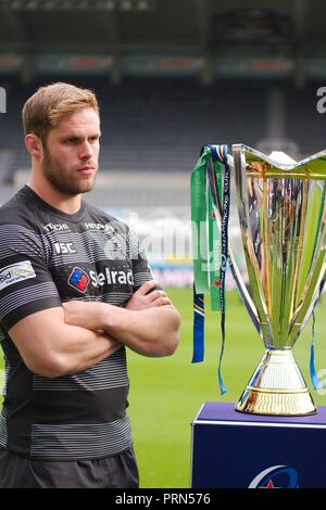 Newcastle upon Tyne, England, 3. Oktober 2018. Gallagher Premiership Spieler wird Welch von Newcastle Falcons mit der Trophäe bei der Einführung der 2018/2019 Heineken Champions Cup im St James Park, Newcastle. Credit: Colin Edwards/Alamy Leben Nachrichten. Stockfoto