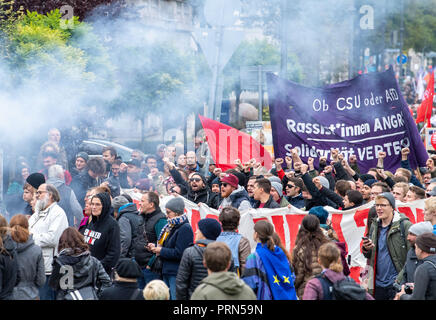 München, Bayern. Okt, 2018 03. Die Demonstranten halten Schilder während der Demonstration "Jetzt ist die Zeit - Gemeinsam gegen die Politik der Angst". Mehr als 55 Organisationen haben zu Protesten gegen eine Verschiebung nach rechts in den Bayerischen und Deutschen Politik genannt. Credit: Lino Mirgeler/dpa/Alamy leben Nachrichten Stockfoto