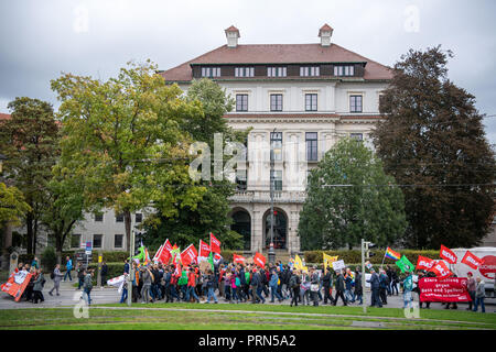 München, Bayern. Okt, 2018 03. Die Demonstranten halten Schilder während der Demonstration "Jetzt ist die Zeit - Gemeinsam gegen die Politik der Angst". Mehr als 55 Organisationen haben zu Protesten gegen eine Verschiebung nach rechts in den Bayerischen und Deutschen Politik genannt. Credit: Lino Mirgeler/dpa/Alamy leben Nachrichten Stockfoto