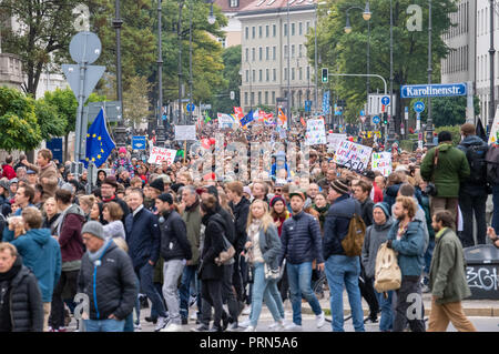 München, Bayern. Okt, 2018 03. Die Demonstranten halten Schilder während der Demonstration "Jetzt ist die Zeit - Gemeinsam gegen die Politik der Angst". Mehr als 55 Organisationen haben zu Protesten gegen eine Verschiebung nach rechts in den Bayerischen und Deutschen Politik genannt. Credit: Lino Mirgeler/dpa/Alamy leben Nachrichten Stockfoto