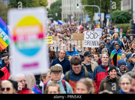 München, Bayern. Okt, 2018 03. Die Demonstranten halten Schilder während der Demonstration "Jetzt ist die Zeit - Gemeinsam gegen die Politik der Angst". Mehr als 55 Organisationen haben zu Protesten gegen eine Verschiebung nach rechts in den Bayerischen und Deutschen Politik genannt. Credit: Lino Mirgeler/dpa/Alamy leben Nachrichten Stockfoto