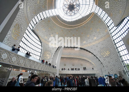 03 Oktober 2018, Nordrhein-Westfalen, Köln: Die Besucher stehen am Tag der offenen Moschee der Ditib-Zentralmoschee. Rund 1300 Moscheen in Deutschland offen für interessierte Gäste. Foto: Henning Kaiser/dpa Stockfoto