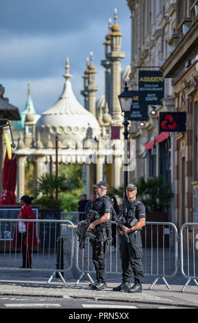 Brighton UK 3. Oktober 2018 - bewaffnete Polizei vor der Ankunft des Herzogs und der Herzogin von Sussex Besuch des Royal Pavilion in Brighton, heute als Teil von Ihrem ersten Besuch in der Grafschaft wo Sie Chichester und Bognor wurden, sowie Brighton: Simon Dack/Alamy leben Nachrichten Stockfoto