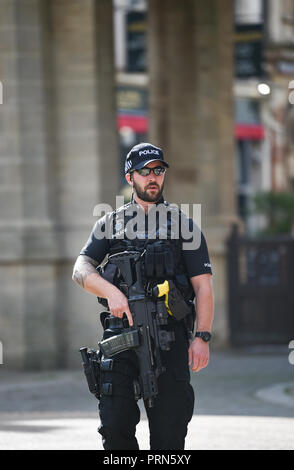 Brighton UK 3. Oktober 2018 - bewaffnete Polizei vor der Ankunft des Herzogs und der Herzogin von Sussex Besuch des Royal Pavilion in Brighton, heute als Teil von Ihrem ersten Besuch in der Grafschaft wo Sie Chichester und Bognor wurden, sowie Brighton: Simon Dack/Alamy leben Nachrichten Stockfoto