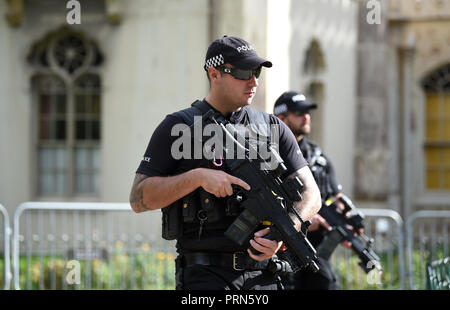 Brighton UK 3. Oktober 2018 - bewaffnete Polizei vor der Ankunft des Herzogs und der Herzogin von Sussex Besuch des Royal Pavilion in Brighton, heute als Teil von Ihrem ersten Besuch in der Grafschaft wo Sie Chichester und Bognor wurden, sowie Brighton: Simon Dack/Alamy leben Nachrichten Stockfoto