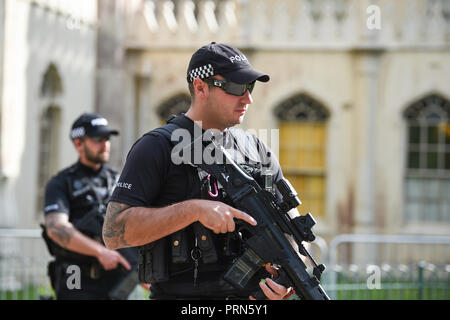 Brighton UK 3. Oktober 2018 - bewaffnete Polizei vor der Ankunft des Herzogs und der Herzogin von Sussex Besuch des Royal Pavilion in Brighton, heute als Teil von Ihrem ersten Besuch in der Grafschaft wo Sie Chichester und Bognor wurden, sowie Brighton: Simon Dack/Alamy leben Nachrichten Stockfoto