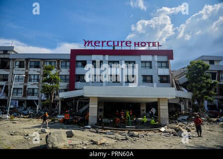 Palu, Sulawesi. 3. Okt, 2018. Such- und Rettungsteam Mitglieder suchen Bei Ruinen von einem Hotel in Palu, Sulawesi, Indonesien. Oktober 3, 2018. Die Zahl der Todesopfer in Indonesien mehrere Erdbeben und einer darauf folgenden Tsunami sprang auf 1.407 am Mittwoch, Disaster Management Agency des Landes sagte. Credit: Iqbal Lubis/Xinhua/Alamy leben Nachrichten Stockfoto