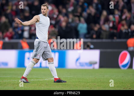 München, Bayern. Okt, 2018 02. Fussball: Champions League Bayern München - Ajax Amsterdam, Gruppenphase, Gruppe E, 2. Spieltag in der Allianz Arena. Torhüter Manuel Neuer aus München überquert die Tonhöhe nach dem Spiel. Credit: Sven Hoppe/dpa/Alamy leben Nachrichten Stockfoto