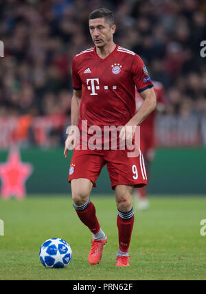 München, Bayern. Okt, 2018 02. Fussball: Champions League Bayern München - Ajax Amsterdam, Gruppenphase, Gruppe E, 2. Spieltag in der Allianz Arena. Robert Lewandowski aus München spielt den Ball. Credit: Sven Hoppe/dpa/Alamy leben Nachrichten Stockfoto