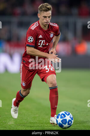 München, Bayern. Okt, 2018 02. Fussball: Champions League Bayern München - Ajax Amsterdam, Gruppenphase, Gruppe E, 2. Spieltag in der Allianz Arena. Joshua Kimmich aus München spielt den Ball. Credit: Sven Hoppe/dpa/Alamy leben Nachrichten Stockfoto