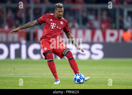 München, Bayern. Okt, 2018 02. Fussball: Champions League Bayern München - Ajax Amsterdam, Gruppenphase, Gruppe E, 2. Spieltag in der Allianz Arena. Jerome Boateng aus München spielt den Ball. Credit: Sven Hoppe/dpa/Alamy leben Nachrichten Stockfoto