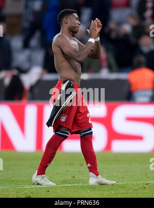 München, Bayern. Okt, 2018 02. Fussball: Champions League Bayern München - Ajax Amsterdam, Gruppenphase, Gruppe E, 2. Spieltag in der Allianz Arena. David Alaba aus München bedankt sich bei den Fans nach dem Spiel. Credit: Sven Hoppe/dpa/Alamy leben Nachrichten Stockfoto