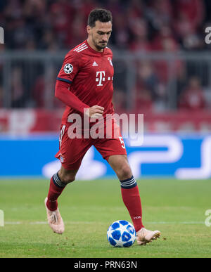 München, Bayern. Okt, 2018 02. Fussball: Champions League Bayern München - Ajax Amsterdam, Gruppenphase, Gruppe E, 2. Spieltag in der Allianz Arena. Mats Hummels von München spielt den Ball. Credit: Sven Hoppe/dpa/Alamy leben Nachrichten Stockfoto