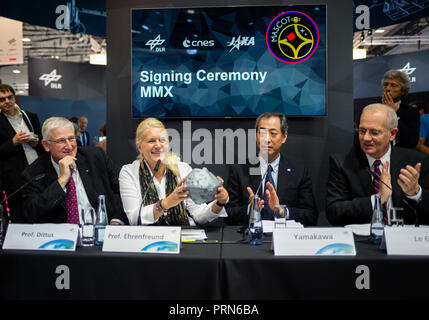 03 Oktober 2018, Bremen: Hansjörg Dittus (L-R), Mitglied des Vorstands des Deutschen Zentrums für Luft- und Raumfahrt (DLR), Pascale Ehrenfreund, Vorsitzender des Vorstandes des Deutschen Zentrums für Luft- und Raumfahrt (DLR), Hiroshi Yamakawa, Präsident der Japan Aerospace Exploration Agency (JAXA) und Jean-Yves Le Gall, Präsident der Internationalen Astonautical Federation (IAF), sind an der 69th International Astronautical Congress IAC auf der Pressekonferenz auf die Landung der Lander "Ascot" auf dem Asteroiden Ryugu. Die 'Hayabusa 2"-Sonde der japanischen Raumfahrtagentur JAXA die Lander an den astero gebracht hat. Stockfoto