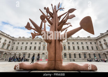 London, UK, 3. Okt 2018. 'Meditation Baum" von Ibrahim El-Salahi im Innenhof. 1/54 Zeitgenössische Afrikanische Kunst Messe, zeigt Kunst aus Afrika und seine Diaspora, startet seine sechste London Edition im Somerset House mit einer Installation von sudanesischen Künstler Ibrahim El-Salahi in der Edmond J. Safra Fountain Court; eine Ausstellung von neuen und selten gesehene Werke von international Südafrikanischen Künstler Athi-Patra Ruga in der Terrasse Zimmer bekannt; und 43 internationale Galerien aus 17 Ländern in Somerset House. Stockfoto