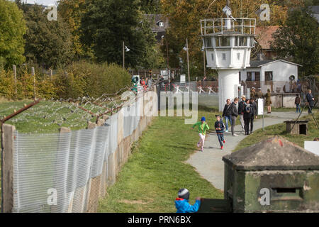 Moedlareuth, Thüringen. Okt, 2018 03. Am Tag der Deutschen Einheit, Familien besuchen Sie das deutsch-deutsche Museum im Dorf Mödlareuth, früher durch die innerdeutsche Grenze geteilt. Später, die CSU und die CDU-Verbände aus Thüringen und Sachsen wird die Deutschland Festival feiern. Credit: Arifoto ug/Michael Reichel/dpa-Zentralbild/dpa/Alamy leben Nachrichten Stockfoto