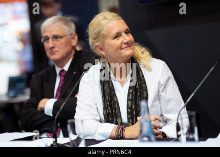 03 Oktober 2018, Bremen: Hansjörg Dittus (l), Mitglied des Vorstands des Deutschen Zentrums für Luft- und Raumfahrt (DLR) und Pascale Ehrenfreund, Vorsitzender des Vorstandes des Deutschen Zentrums für Luft- und Raumfahrt (DLR), sitzen an der 69th International Astronautical Congress IAC auf der Pressekonferenz auf die Landung der Lander "Ascot" auf dem Asteroiden Ryugu. Die 'Hayabusa 2"-Sonde der japanischen Raumfahrtagentur JAXA der Lander zum Asteroiden gebracht hat. Das Deutsche Zentrum für Luft- und Raumfahrt entwickelt und "Ascot" in Zusammenarbeit mit der französischen Raumfahrtagentur CNES gebaut. Foto: mohssen Assanimoghaddam/dpa Stockfoto