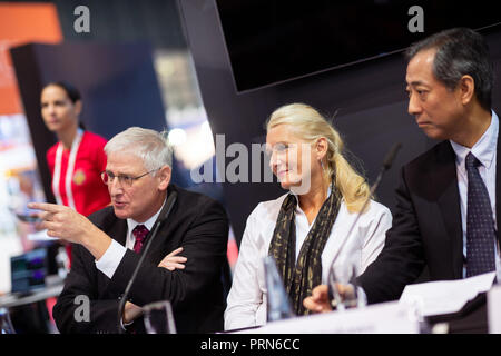 03 Oktober 2018, Bremen: Hansjörg Dittus (L-R), Mitglied des Vorstands des Deutschen Zentrums für Luft- und Raumfahrt (DLR), Pascale Ehrenfreund, Vorsitzender des Vorstandes des Deutschen Zentrums für Luft- und Raumfahrt (DLR) und Hiroshi Yamakawa, Präsident der Japan Aerospace Exploration Agency (JAXA), sind an der 69th International Astronautical Congress IAC auf der Pressekonferenz auf die Landung der Lander "Ascot" auf dem Asteroiden Ryugu. Die 'Hayabusa 2"-Sonde der japanischen Raumfahrtagentur JAXA der Lander zum Asteroiden gebracht hat. Das Deutsche Zentrum für Luft- und Raumfahrt entwickelt und "Ascot" in Zusammenarbeit gebaut Stockfoto