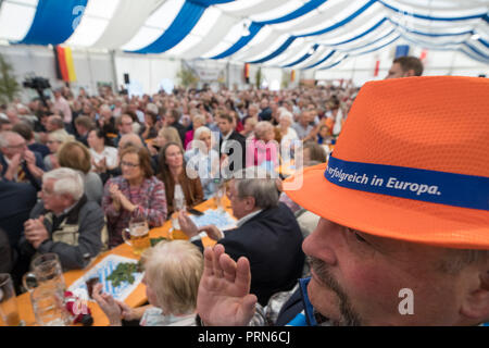 Moedlareuth, Thüringen. Okt, 2018 03. Besucher sitzen in einem Festzelt am Tag der Deutschen Einheit. Die CSU und die CDU-Verbände aus Thüringen und Sachsen feiern die Deutschen Festival im Dorf Mödlareuth, früher durch die innerdeutsche Grenze geteilt. Credit: Arifoto ug/Michael Reichel/dpa-Zentralbild/dpa/Alamy leben Nachrichten Stockfoto