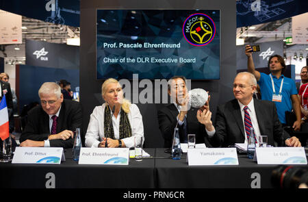 03 Oktober 2018, Bremen: Hansjörg Dittus (L-R), Mitglied des Vorstands des Deutschen Zentrums für Luft- und Raumfahrt (DLR), Pascale Ehrenfreund, Vorsitzender des Vorstandes des Deutschen Zentrums für Luft- und Raumfahrt (DLR), Hiroshi Yamakawa, Präsident der Japan Aerospace Exploration Agency (JAXA) und Jean-Yves Le Gall, Präsident der Internationalen Astonautical Federation (IAF), sind an der 69th International Astronautical Congress IAC auf der Pressekonferenz auf die Landung der Lander "Ascot" auf dem Asteroiden Ryugu. Die 'Hayabusa 2"-Sonde der japanischen Raumfahrtagentur JAXA die Lander an den astero gebracht hat. Stockfoto