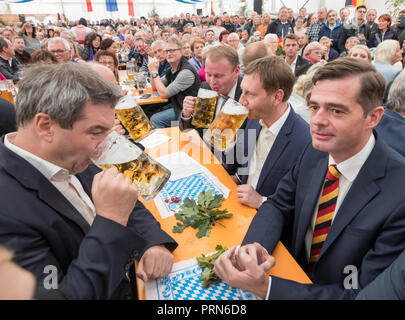 Moedlareuth, Thüringen. Okt, 2018 03. Die ministerpräsidenten von Bayern und Sachsen, Markus Söder (l, CSU) und Michael Kretschmer (CDU), sowie der Vorsitzende der CDU Thüringen, Mike Mohring (r,), Sitzen in einem Festzelt am Tag der Deutschen Einheit. Die CSU und die CDU-Verbände aus Thüringen und Sachsen feiern die Deutschen Festival im Dorf Mödlareuth, früher durch die innerdeutsche Grenze geteilt. Credit: Arifoto ug/Michael Reichel/dpa-Zentralbild/dpa/Alamy leben Nachrichten Stockfoto