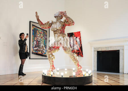 London, UK, 3. Okt 2018. Ein Kernstück der Südafrikanischen Künstler Athi-Patra Ruga die Ausstellung "Götter, Regenbogen und Auslassungen' ist die Skulptur "Am Ende Des Regenbogens, werfen wir einen Blick zurück..". 1/54 Zeitgenössische Afrikanische Kunst Messe, zeigt Kunst aus Afrika und seine Diaspora, startet seine sechste London Edition im Somerset House von Okt 4. Stockfoto