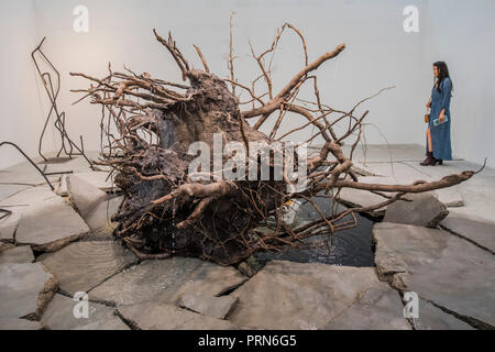 Regents Park, London, UK. 3. Okt 2018. Der Schamane, 2018, von Tatiana Trouve, Kamel Mennour - die Frieze Art Fair im Regents Park. Es bleibt bis zum 7. Oktober 2018 geöffnet. Credit: Guy Bell/Alamy leben Nachrichten Stockfoto